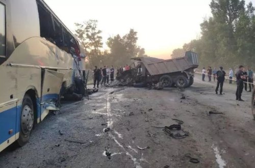 Rusiyada dəhşətli qəza: sərnişin avtobusu minik maşını və yük maşını ilə TOQQUŞUB