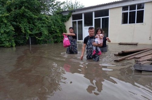 Gəncədə su basmış evdə bir ailənin üç üzvü təxliyə olunub - VİDEO