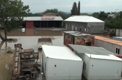 Qazaxda maşınlar və evlər su altında qalıb - VİDEO