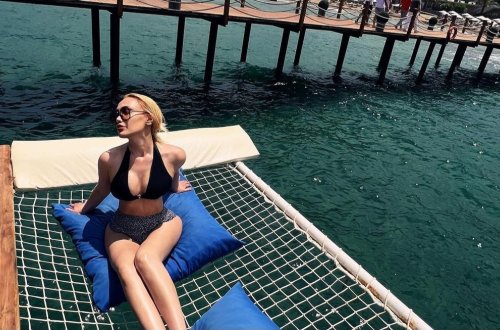 Nura Suri bikinidə foto paylaşdı, rezonansa səbəb oldu (+18 FOTOLAR)