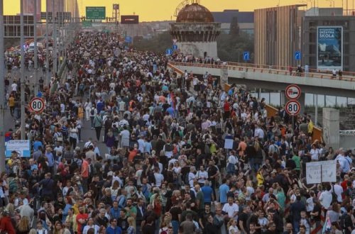 Serbiyada prezidentin istefasını tələb edən insanlar küçələrə axışıb