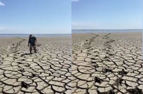 Qatılaşmış lil və dərin çatlar: Qurumuş Kaxovka su anbarından qorxunc görüntülər - VİDEO