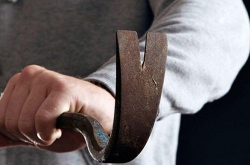 Göygöl sakini söyüşə görə qonşusuna dəmir parçası ilə ağır xəsarət yetirib