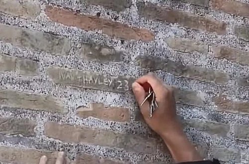 İtaliyada tarixi binaya adını yazan turist axtarılır