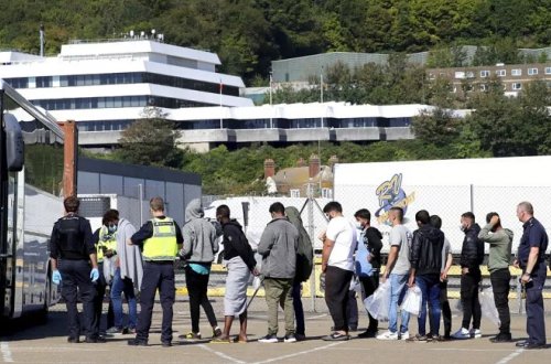 Böyük Britaniyanın miqrant göndərmək planı adambaşına 63 min funt-sterlinq baha başa gəlir