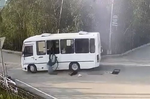 Rusiyada sərnişin hərəkətdə olan avtobusun pəncərəsindən yıxıldı - VİDEO
