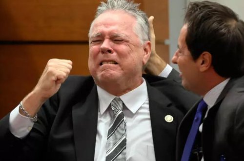 ABŞ-da 17 nəfərin öldürüldüyü məktəbə hücum edənə müdaxilə etməyən polis bəraət aldı