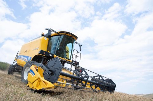 Nazir Məcnun Məmmədov Cəlilabadın dağ kəndlərində taxıl biçini prosesini izləyib, fermerlərlə görüşüb