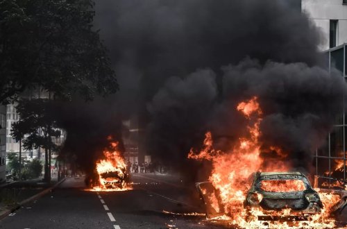 Fransada yanan avtomobilləri söndürməyə çalışan yanğınsöndürən öldü