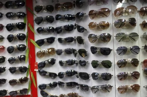 Norveçli siyasətçi eynək oğurladığına görə saxlanılıb