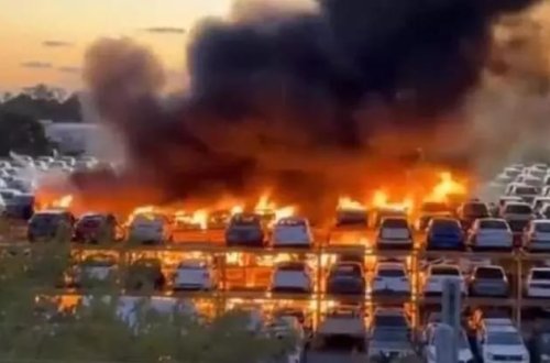Fransada qorxulu görüntü: Onlarla avtomobil YANDIRILDI