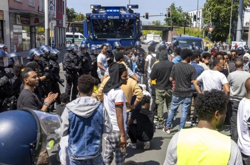 Almaniyada miqrant və polis arasında qarşıdurma: 26 polis yaralanıb