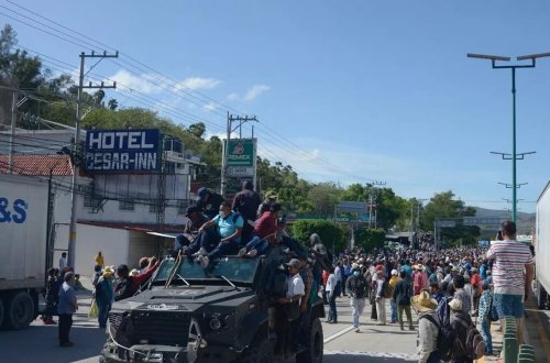Meksikada etirazçılar 13 polisi girov götürüb qubernatorun ofisini zəbt ediblər