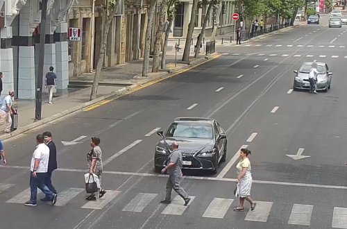 Bakıda avtomobil piyadanı vurub