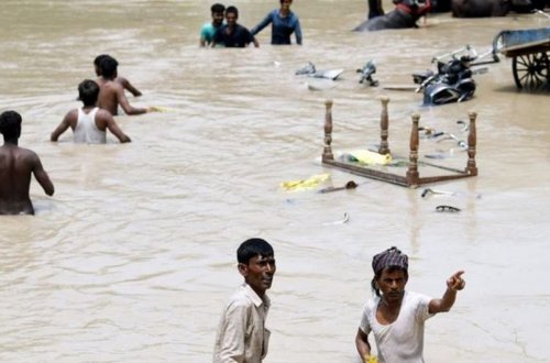 Dehlidə çay məcrasını aşıb, 24 minə yaxın insan təxliyə edilib