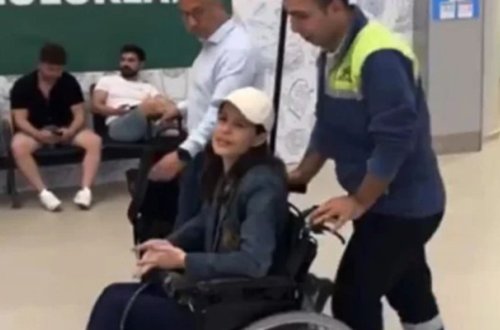 Beren Saat istirahətdən əlil arabasında qayıtdı - Video