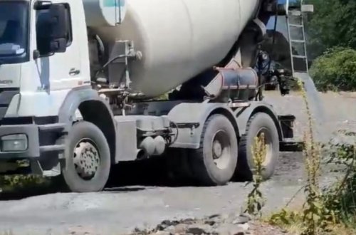 Qaxda çaya beton tökən sahə rəisinə xəbərdarlıq edilib, bələdiyyə sədrinə məcburi göstəriş verilib