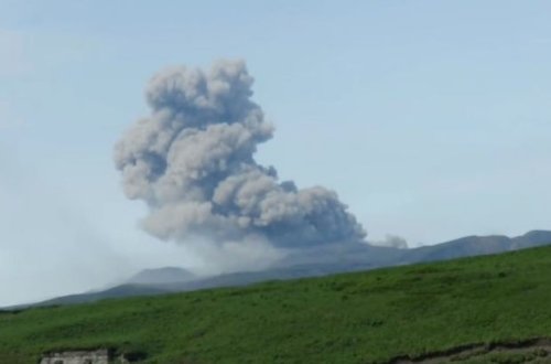 Ebeko vulkanı 2,5 kilometr yüksəkliyə kül püskürdü - VİDEO