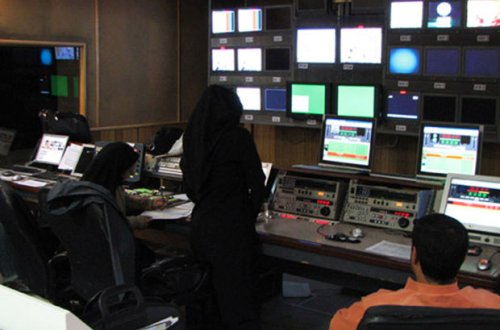 İran televiziyasında canlı yayım zamanı qadın müxbirə hicab xəbərdarlığı - VİDEO