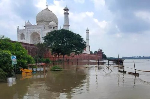 Tac Mahal su altında qalıb