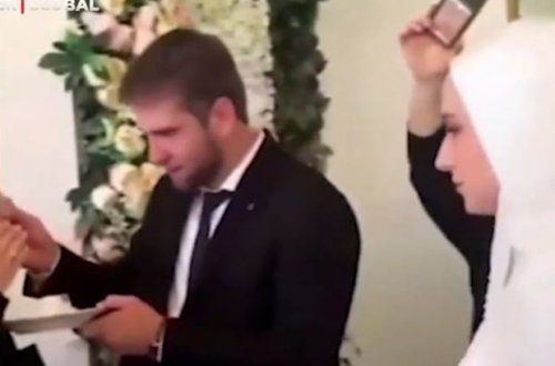 Bəy tortu həyat yoldaşına yedirtmək əvəzinə qaşığı anası tərəfə uzatdı - VİDEO