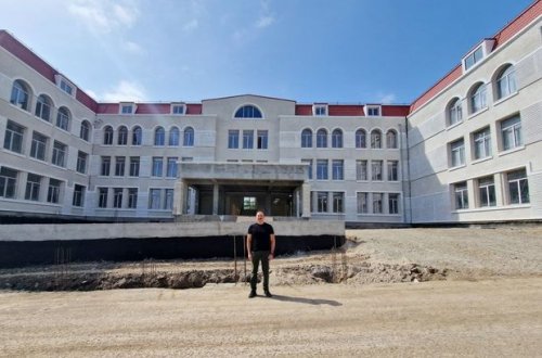 Prezident Şuşada 1 nömrəli tam orta məktəbin binasında tikinti işlərinin gedişi ilə tanış olub - FOTO