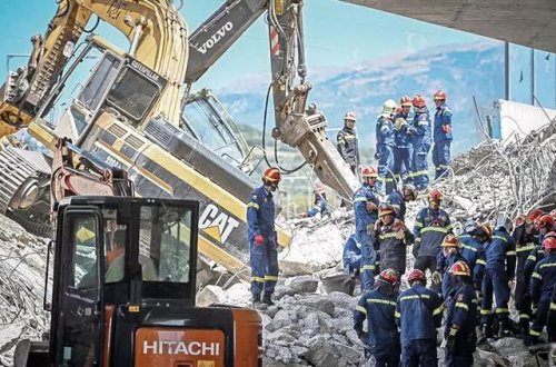 Yunanıstanın qərbindəki Patras şəhərində bərpa işləri aparılan körpü uçub