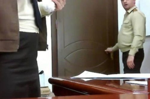 İntim videolar çəkən FHN-nin sabiq polkovniki yenidən hakim qarşısına çıxır