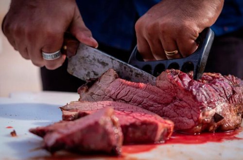 Bakıda qəssab ət borcuna görə müştərini ət yerindən asdı