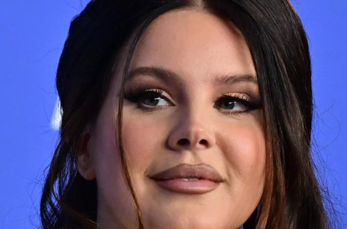 Amerikalı müğənni Lana Del Rey restoranda işləyərkən görüntülənib