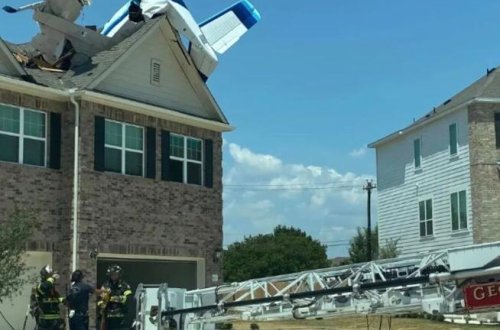 Təyyarə evin üzərinə düşdü