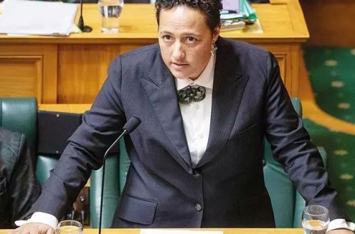 Sərxoş halda qəza keçirən nazir istefa verdi