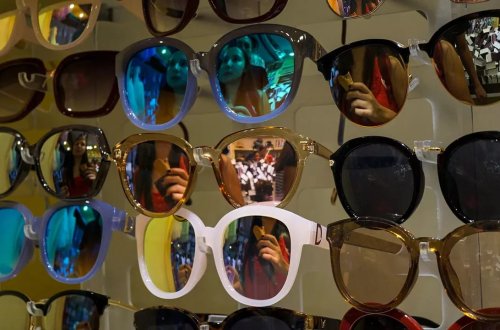 Eynək oğurlayan norveçli siyasətçi partiya rəhbərliyini tərk edib