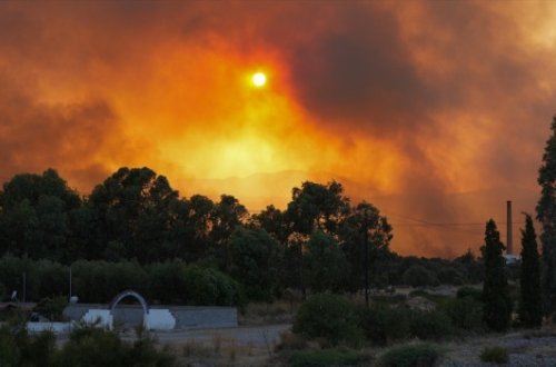 9 gündür alovlara təslim olan Rodosda fövqəladə vəziyyət elan edildi