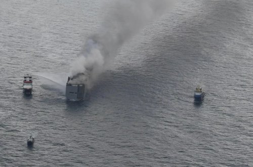 Hollandiyada yük gəmisində yanğın 2 gündür davam edir