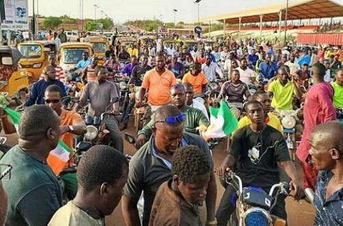 Nigerdə xalq çevriliş əleyhinə küçələrə çıxıb