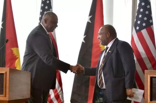 ABŞ müdafiə naziri Ostin Papua Yeni Qvineyanın baş naziri Marape ilə görüşüb