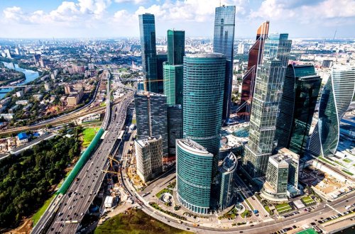 Moskvanın məşhur biznes mərkəzinə dron hücumu olub, yaralanan var