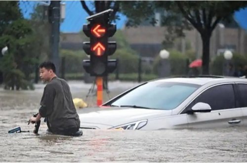 В Пекине из-за опасности наводнений эвакуировали более 31 тыс. человек