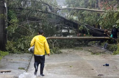 Dokusuri tayfunda 2 nəfər həyatını itirib