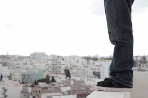 17 yaşlı oğlan özünü binadan atdı