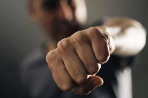 В Баку знакомый избил, а затем переехал на автомобиле 40-летнюю женщину