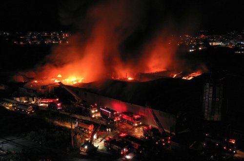 В промзоне в Бурсе горят 10 фабрик, четверо пострадали