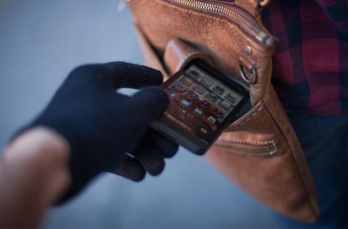 Bakı metrosunda qadının telefonu oğurlanıb