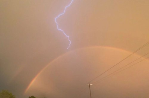 Gözlənilməz təbiət hadisəsi: Göy qurşağını ildırım vurdu - VİDEO