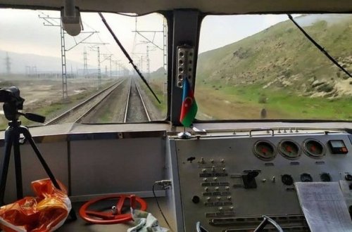 Bakıda avtomobil qatarla toqquşub: Ölən və yaralanan var - YENİLƏNİB + VİDEO