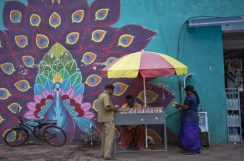 Hindistanda lotereya biletini almağa imkanı olmayan xadimələr cekpot qazandılar