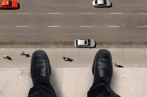 Bakıda 27 yaşlı oğlan özünü binadan atıb