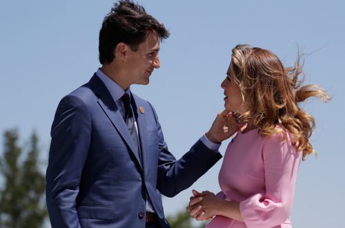 Baş nazir 18 illik həyat yoldaşından boşanır (FOTOLAR)