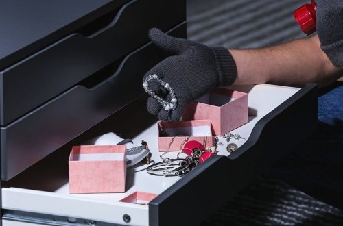 Bakıda evdən 24,5 min manatlıq oğurluq edən yeniyetmə saxlanılıb